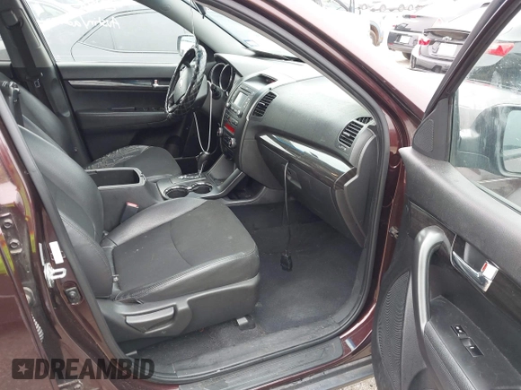 2012 Kia Sorento EX z VIN 5XYKU3A63CG306285, wystawiony jako IAAI lot #42166617 z przebiegiem 215 132 mil mil oraz . Historia ofert i sprzedaży dostępna na DreamBid. Obrazek 5.