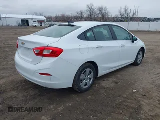 2017 Chevrolet Cruze LS z VIN 1G1BC5SM7H7140622, wystawiony jako IAAI lot #41725637 z przebiegiem 137 089 mil mil oraz . Historia ofert i sprzedaży dostępna na DreamBid. Obrazek 4.