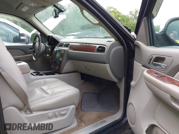 2007 Chevrolet Avalanche LTZ z VIN 3GNFK12377G115256, wystawiony jako IAAI lot #42204282 z przebiegiem 134 266 mil mil oraz . Historia ofert i sprzedaży dostępna na DreamBid. Obrazek 5.