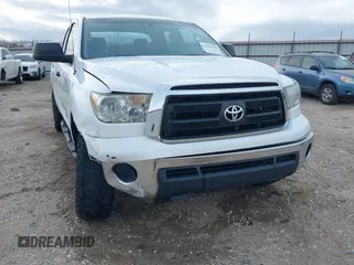 2013 Toyota Tundra z VIN 5TFRM5F19DX064236, wystawiony jako IAAI lot #41701170 z przebiegiem 147 312 mil mil oraz . Historia ofert i sprzedaży dostępna na DreamBid. Obrazek 6.