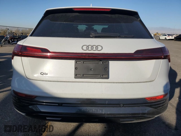 2024 Audi Q8 e-tron Premium Plus z VIN WA15AAGE3RB031412, wystawiony jako Copart lot #71624414 z przebiegiem 6 000 mil mil oraz Szkoda całkowita • Salvage title. Historia ofert i sprzedaży dostępna na DreamBid. Obrazek 6.