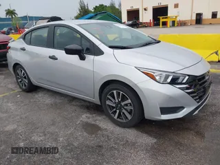 2024 Nissan Versa S z VIN 3N1CN8DV2RL930147, wystawiony jako IAAI lot #42369601 z przebiegiem 19 189 mil mil oraz . Historia ofert i sprzedaży dostępna na DreamBid. Obrazek 1.