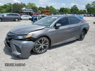 2020 Toyota Camry SE z VIN 4T1G11AK0LU944570, wystawiony jako Copart lot #56116855 z przebiegiem 148 484 mil mil oraz Szkoda całkowita • Salvage title. Historia ofert i sprzedaży dostępna na DreamBid. Obrazek 1.