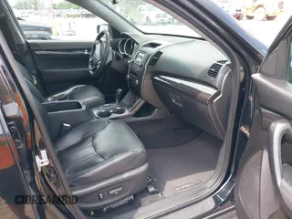 2012 Kia Sorento EX z VIN 5XYKU4A23CG230182, wystawiony jako IAAI lot #42367868 z przebiegiem 224 894 mil mil oraz . Historia ofert i sprzedaży dostępna na DreamBid. Obrazek 5.