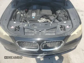 2012 BMW 7 Series 740i z VIN WBAKA4C56CC613745, wystawiony jako Copart lot #57342795 z przebiegiem 139 889 mil mil oraz Czysty tytuł • Clean title. Historia ofert i sprzedaży dostępna na DreamBid. Obrazek 11.