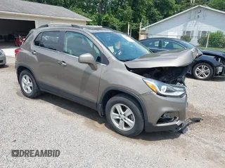2020 Chevrolet Trax LT z VIN KL7CJLSB8LB347169, wystawiony jako IAAI lot #42612333 z przebiegiem 52 376 mil mil oraz . Historia ofert i sprzedaży dostępna na DreamBid. Obrazek 1.