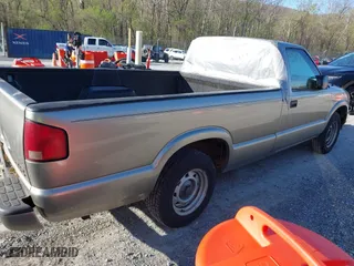 2001 GMC Sonoma SLS w/1SE Pkg with VIN 1GTCS14541K105360, listed as a IAAI auction lot 41917527 with 155,414 mi miles. Bid and sale history available at carsss.com. Image 4.