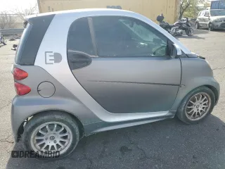 2013 Smart fortwo Passion z VIN WMEEJ9AAXDK673212, wystawiony jako Copart lot #83063024 z przebiegiem 13 000 mil mil oraz Szkody całkowita. Historia ofert i sprzedaży dostępna na DreamBid. Obrazek 3.