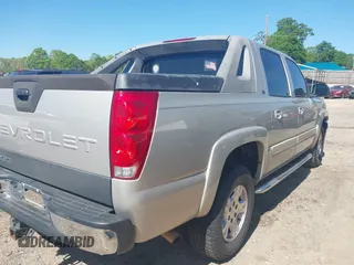 2005 Chevrolet Avalanche LS with VIN 3GNEC12Z15G108703, listed as a IAAI auction lot 42034777 with 253,209 mi miles and . Bid and sale history available at DreamBid. Image 4.
