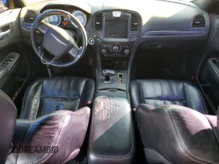 2013 Chrysler 300 S z VIN 2C3CCABG2DH527578, wystawiony jako Copart lot #81095624 z przebiegiem 217 456 mil mil oraz Szkoda całkowita • Salvage title. Historia ofert i sprzedaży dostępna na DreamBid. Obrazek 8.