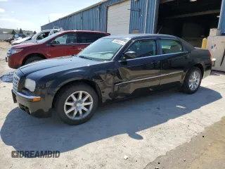 2008 Chrysler 300 z VIN 2C3LA33G68H263769, wystawiony jako Copart lot #53040145 z przebiegiem 125 461 mil mil oraz Szkoda całkowita • Salvage title. Historia ofert i sprzedaży dostępna na DreamBid. Obrazek 1.