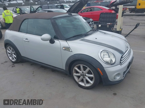 2014 MINI Convertible z VIN WMWZN3C52ET569565, wystawiony jako IAAI lot #42564988 z przebiegiem 66 035 mil mil oraz . Historia ofert i sprzedaży dostępna na DreamBid. Obrazek 1.
