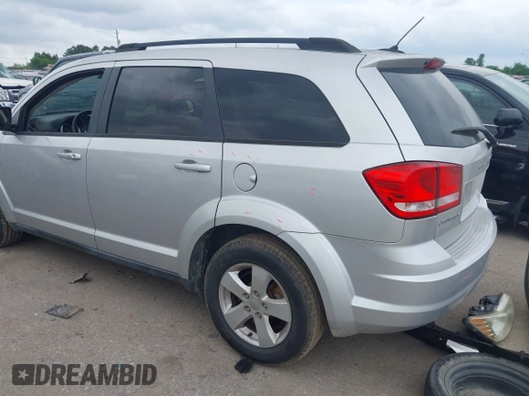 2013 Dodge Journey SE z VIN 3C4PDCAB9DT529668, wystawiony jako IAAI lot #42130654 z przebiegiem 156 472 mil mil oraz . Historia ofert i sprzedaży dostępna na DreamBid. Obrazek 3.