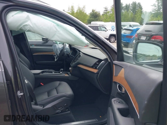 2024 Volvo XC90 Plus Bright Theme z VIN YV4L12PE1R1234921, wystawiony jako IAAI lot #42255873 z przebiegiem 22 994 mil mil oraz . Historia ofert i sprzedaży dostępna na DreamBid. Obrazek 5.