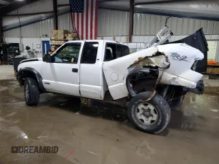 2002 Chevrolet S-10 LS with VIN 1GCCT19W028170655, listed as a Copart auction lot 86591574 with 127,909 mi miles and Salvage Title. Bid and sale history available at carsss.com. Image 2.