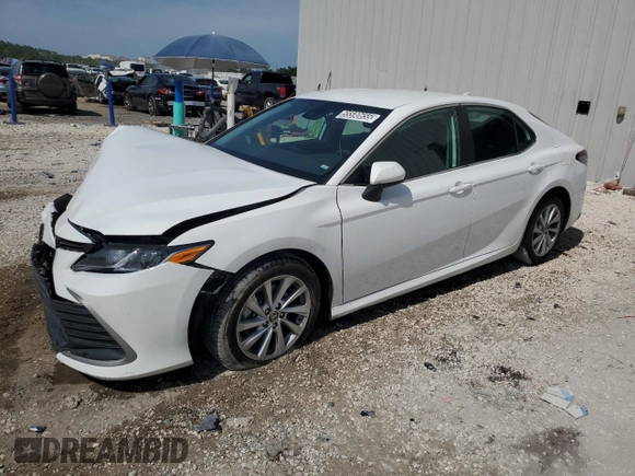 2023 Toyota Camry LE z VIN 4T1C11AK1PU770237, wystawiony jako Copart lot #55590655 z przebiegiem 50 980 mil mil oraz Szkoda całkowita • Salvage title. Historia ofert i sprzedaży dostępna na DreamBid. Obrazek 1.