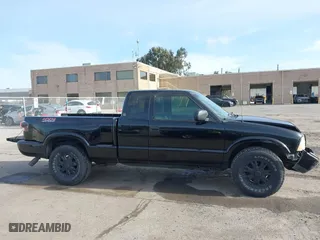 2001 GMC Sonoma SLS w/1SH Pkg with VIN 1GTDT19W018197275, listed as a IAAI auction lot 41604084 with 157,102 mi miles. Bid and sale history available at carsss.com. Image 14.