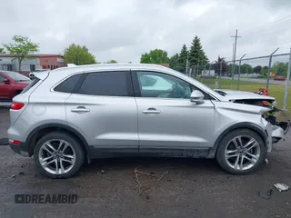 2017 Lincoln MKC Reserve z VIN 5LMCJ3D90HUL70673, wystawiony jako IAAI lot #42254648 z przebiegiem 100 465 mil mil oraz . Historia ofert i sprzedaży dostępna na DreamBid. Obrazek 14.