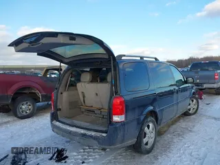 2008 Chevrolet Uplander LT w/1LT with VIN 1GNDV33138D203761, listed as a IAAI auction lot 41320741 with 178,372 mi miles. Bid and sale history available at carsss.com. Image 4.