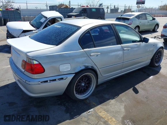 2002 BMW 3 Series 325i with VIN WBAET374X2NH01044, listed as a IAAI auction lot 42021446 with 257,712 mi miles. Bid and sale history available at carsss.com. Image 4.