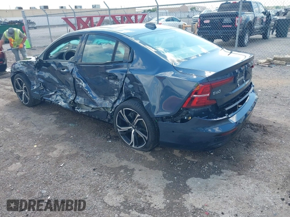 2024 Volvo S60 Plus Dark Theme z VIN 7JRL12TLXRG294640, wystawiony jako IAAI lot #42207466 z przebiegiem 23 304 mil mil oraz . Historia ofert i sprzedaży dostępna na DreamBid. Obrazek 3.