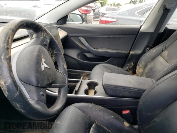 2019 Tesla Model 3 Mid Range z VIN 5YJ3E1EA0KF394514, wystawiony jako Copart lot #58051215 z przebiegiem Nie podano mil oraz Szkody całkowita. Historia ofert i sprzedaży dostępna na DreamBid. Obrazek 7.