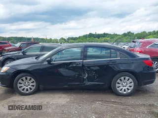2014 Chrysler 200 LX z VIN 1C3CCBAB7EN231122, wystawiony jako IAAI lot #42375906 z przebiegiem 197 000 mil mil oraz . Historia ofert i sprzedaży dostępna na DreamBid. Obrazek 6.