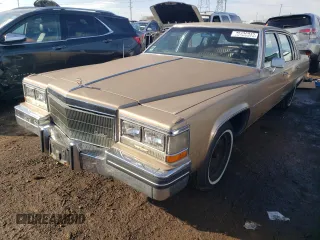 1984 Cadillac DeVille z VIN 1G6AM6987E9128309, wystawiony jako Copart lot #60395434 z przebiegiem 95 947 mil mil oraz Nie do naprawy • Non repairable. Historia ofert i sprzedaży dostępna na DreamBid. Obrazek 1.