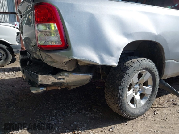 2020 Ram 1500 Big Horn z VIN 1C6SRFBT2LN200059, wystawiony jako IAAI lot #41987816 z przebiegiem 107 675 mil mil oraz . Historia ofert i sprzedaży dostępna na DreamBid. Obrazek 6.