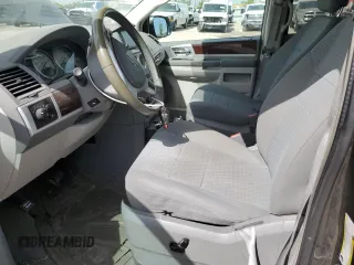 2010 Chrysler Town & Country Touring z VIN 2A4RR5D16AR415368, wystawiony jako Copart lot #55738015 z przebiegiem 127 871 mil mil oraz Szkoda całkowita • Salvage title. Historia ofert i sprzedaży dostępna na DreamBid. Obrazek 7.