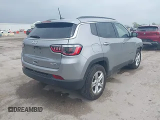 2023 Jeep Compass Latitude z VIN 3C4NJDBN3PT514117, wystawiony jako IAAI lot #41925688 z przebiegiem 50 468 mil mil oraz . Historia ofert i sprzedaży dostępna na DreamBid. Obrazek 4.