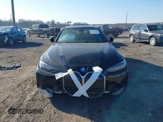 2024 BMW i4 eDrive40 z VIN WBY73AW02RFT29049, wystawiony jako IAAI lot #41636126 z przebiegiem 6670 mil mil oraz . Historia ofert i sprzedaży dostępna na DreamBid. Obrazek 11.
