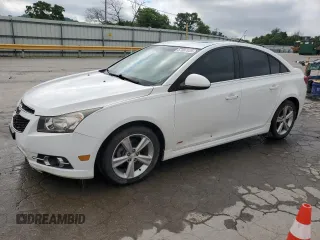 2014 Chevrolet Cruze 2LT z VIN 1G1PE5SBXE7354837, wystawiony jako Copart lot #57087935 z przebiegiem 147 329 mil mil oraz Szkoda całkowita • Salvage title. Historia ofert i sprzedaży dostępna na DreamBid. Obrazek 1.