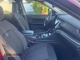 2024 Jeep Grand Cherokee Laredo X z VIN 1C4RJGAG6RC707897, wystawiony jako Copart lot #61268955 z przebiegiem 50 611 mil mil oraz Czysty tytuł • Clean title. Historia ofert i sprzedaży dostępna na DreamBid. Obrazek 5.
