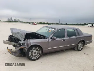 1995 Lincoln Town Car Signature z VIN 1LNLM82WXSY689031, wystawiony jako Copart lot #53495515 z przebiegiem 159 632 mil mil oraz Szkoda całkowita • Salvage title. Historia ofert i sprzedaży dostępna na DreamBid. Obrazek 1.