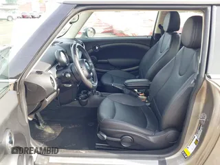 2013 MINI Hardtop z VIN WMWSU3C5XDT685745, wystawiony jako IAAI lot #42300577 z przebiegiem 112 804 mil mil oraz . Historia ofert i sprzedaży dostępna na DreamBid. Obrazek 5.