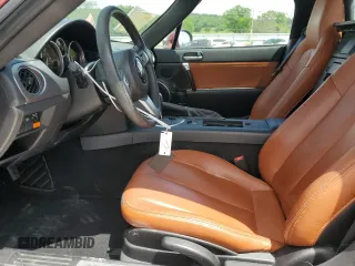 2008 Mazda MX-5 Miata Grand Touring z VIN JM1NC26F580144269, wystawiony jako Copart lot #56586405 z przebiegiem 52 871 mil mil oraz Szkody całkowita. Historia ofert i sprzedaży dostępna na DreamBid. Obrazek 7.