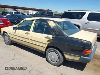 1985 Mercedes-Benz 190 z VIN WDBDA24C3FF107644, wystawiony jako IAAI lot #42111368 z przebiegiem 114 762 mil mil oraz . Historia ofert i sprzedaży dostępna na DreamBid. Obrazek 3.