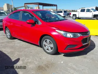 2017 Chevrolet Cruze LS z VIN 3G1BC5SM0HS558862, wystawiony jako IAAI lot #42304464 z przebiegiem 129 032 mil mil oraz . Historia ofert i sprzedaży dostępna na DreamBid. Obrazek 1.