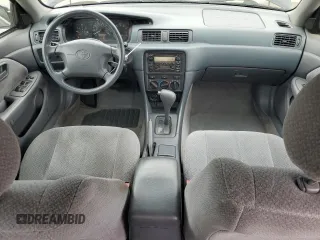 2000 Toyota Camry LE z VIN 4T1BF22K9YU949936, wystawiony jako Copart lot #54782815 z przebiegiem 239 139 mil mil oraz Szkoda całkowita • Salvage title. Historia ofert i sprzedaży dostępna na DreamBid. Obrazek 8.
