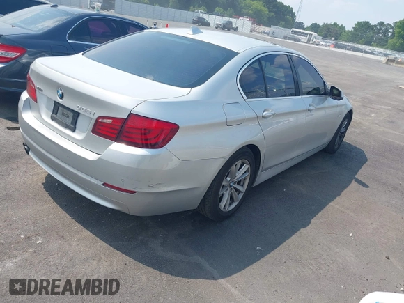 2013 BMW 5 Series 528i xDrive z VIN WBAXH5C51DDW16832, wystawiony jako IAAI lot #42428437 z przebiegiem 209 305 mil mil oraz . Historia ofert i sprzedaży dostępna na DreamBid. Obrazek 4.