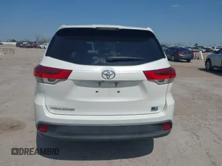 2018 Toyota Highlander LE z VIN 5TDZARFH9JS039822, wystawiony jako IAAI lot #41881905 z przebiegiem 125 094 mil mil oraz . Historia ofert i sprzedaży dostępna na DreamBid. Obrazek 16.