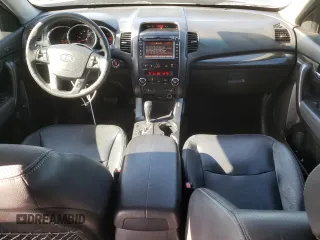 2012 Kia Sorento EX z VIN 5XYKU4A25CG198223, wystawiony jako Copart lot #55207625 z przebiegiem 75 146 mil mil oraz Szkoda całkowita • Salvage title. Historia ofert i sprzedaży dostępna na DreamBid. Obrazek 8.
