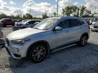 2017 BMW X1 xDrive28i z VIN WBXHT3C33H5F83332, wystawiony jako Copart lot #56971935 z przebiegiem 110 248 mil mil oraz Tytuł czysty. Historia ofert i sprzedaży dostępna na DreamBid. Obrazek 1.