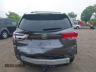 2018 Toyota Highlander LE z VIN 5TDBZRFH1JS896873, wystawiony jako IAAI lot #42501993 z przebiegiem 63 877 mil mil oraz . Historia ofert i sprzedaży dostępna na DreamBid. Obrazek 16.