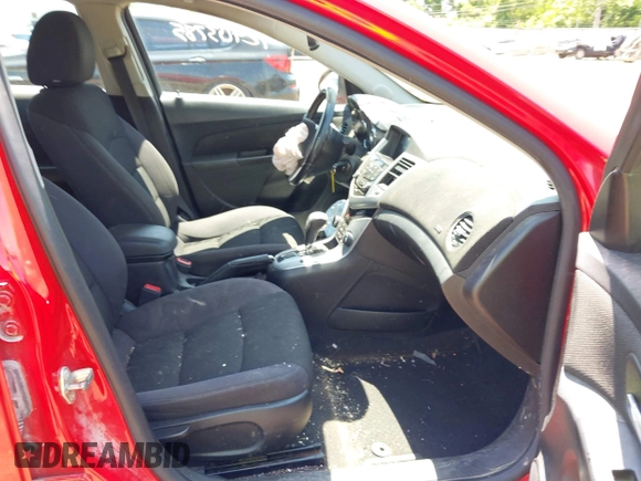 2014 Chevrolet Cruze 1LT z VIN 1G1PC5SBXE7230301, wystawiony jako IAAI lot #42403785 z przebiegiem 141 630 mil mil oraz . Historia ofert i sprzedaży dostępna na DreamBid. Obrazek 5.