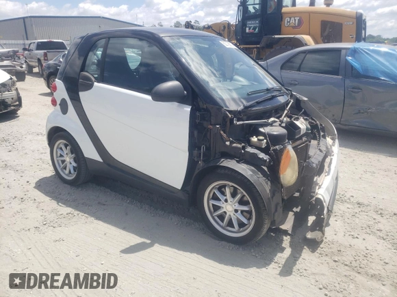 2010 Smart fortwo Pure z VIN WMEEJ3BA4AK342214, wystawiony jako Copart lot #62726614 z przebiegiem 110 472 mil mil oraz Szkoda całkowita • Salvage title. Historia ofert i sprzedaży dostępna na DreamBid. Obrazek 4.