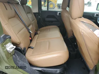 2023 Jeep Wrangler Sahara z VIN 1C4JJXP62PW553101, wystawiony jako Copart lot #56935165 z przebiegiem 28 157 mil mil oraz Szkoda całkowita • Salvage title. Historia ofert i sprzedaży dostępna na DreamBid. Obrazek 10.