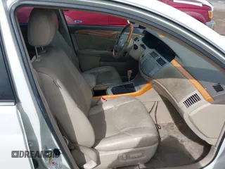 2005 Toyota Avalon XL z VIN 4T1BK36B35U023068, wystawiony jako IAAI lot #41920638 z przebiegiem 196 001 mil mil oraz . Historia ofert i sprzedaży dostępna na DreamBid. Obrazek 5.
