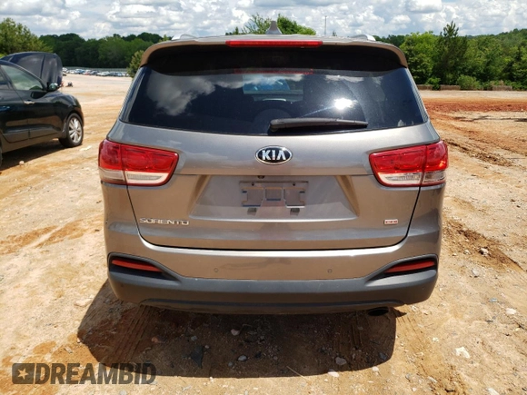 2017 Kia Sorento LX z VIN 5XYPG4A35HG297508, wystawiony jako Copart lot #56898275 z przebiegiem 137 498 mil mil oraz Szkoda całkowita • Salvage title. Historia ofert i sprzedaży dostępna na DreamBid. Obrazek 6.